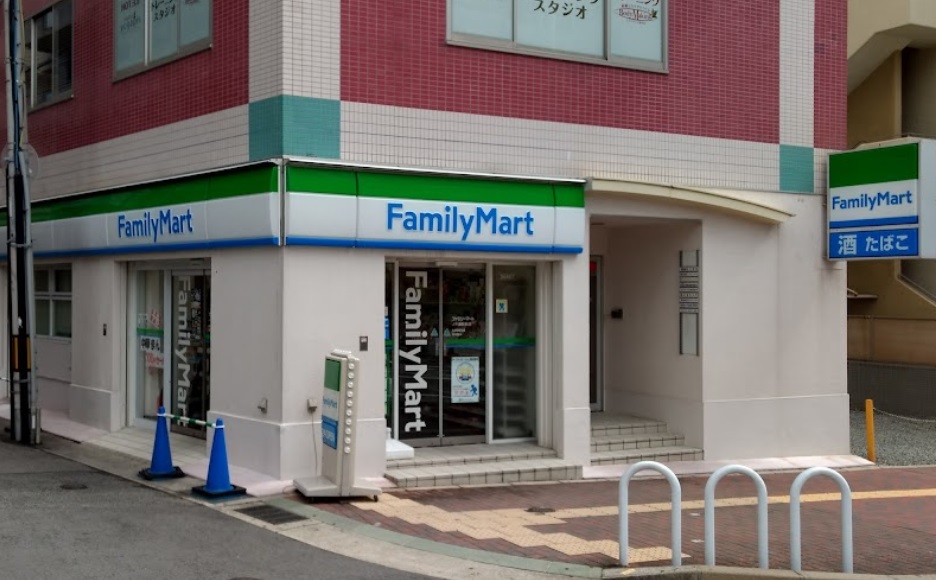コンビニ　ファミリーマート JR灘駅前店（コンビニ）まで107m