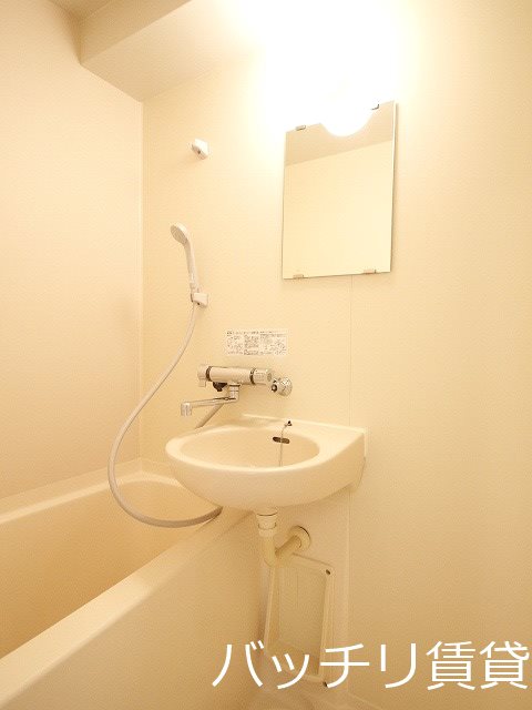 洗面設備　画像は別号室イメージの為、現況を優先いたします。