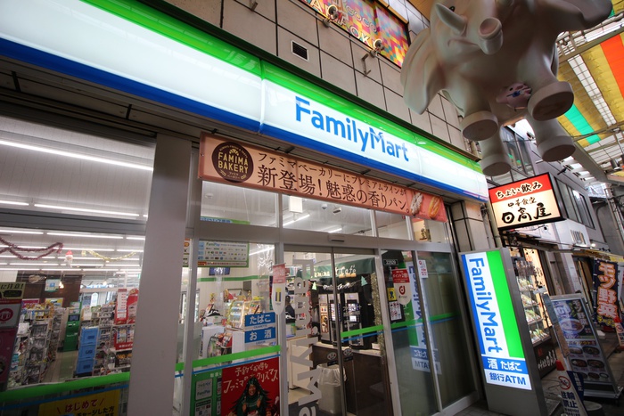コンビニ　ファミリーマート（コンビニ）まで120m