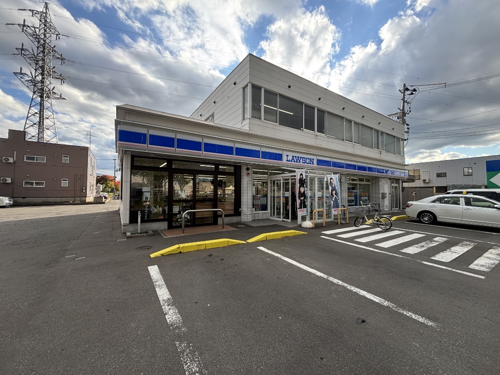 コンビニ　ローソン 青森青葉店（コンビニ）まで560m
