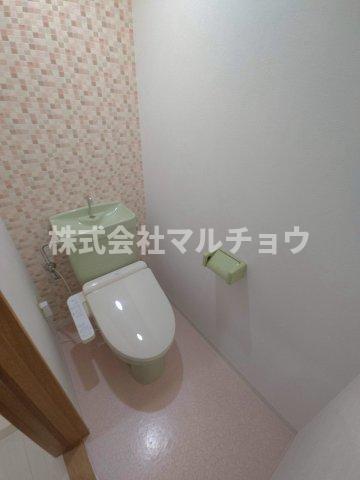 トイレ　落ち着いた色調のトイレです