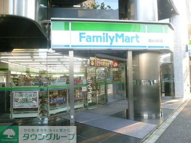 コンビニ　ファミリーマート（コンビニ）まで111m