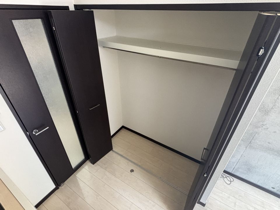 収納　ハンガーパイプ付きの収納です