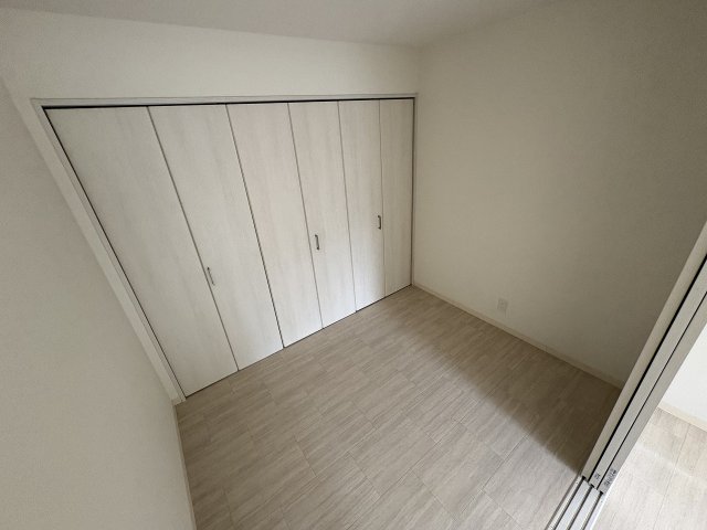 その他部屋・スペース　落ち着いた色調の寝室です