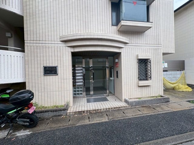 エントランス　落ち着いたエントランスです