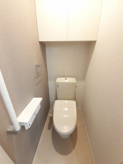 トイレ　温水洗浄便座です。