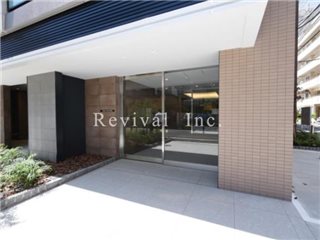 エントランス　重厚感ある建物