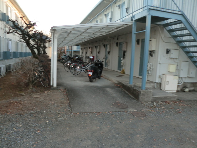 その他共有部分　広い屋根付き駐輪場あります。