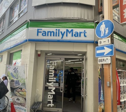 コンビニ　ファミリーマート 南船場店（コンビニ）まで153m