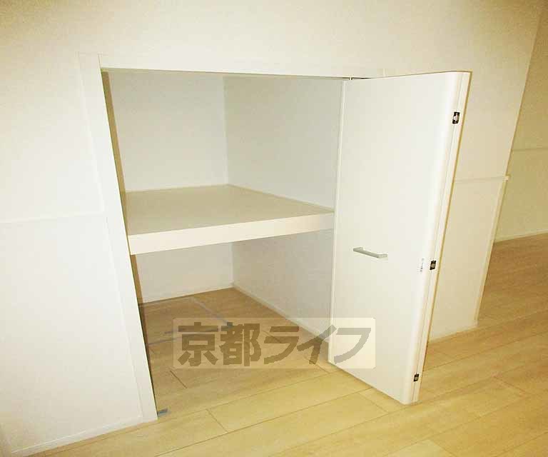 収納　キッチンすぐ横に収納スペース！