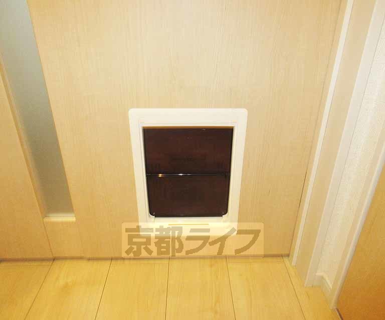 その他設備　リビングのドアにはペット用の通用口も！