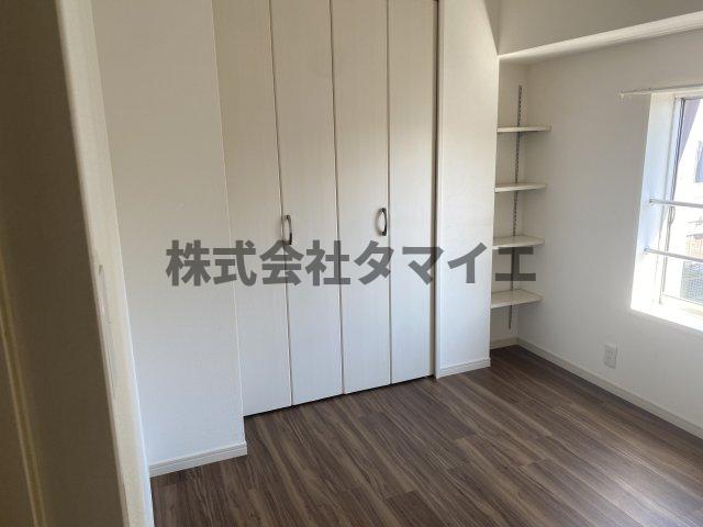 収納　明るい洋室です