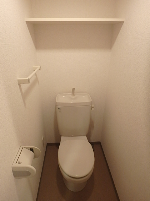 トイレ　収納棚あり