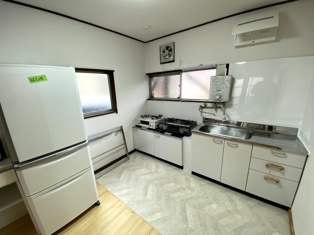 キッチン　キッチンは共同生活しやすい様にコンロが4口あります