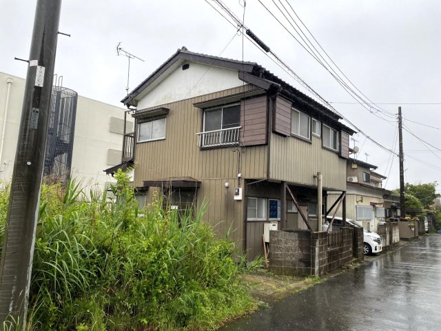 建物外観　手前の草むらは今年、戸建が建つ予定です