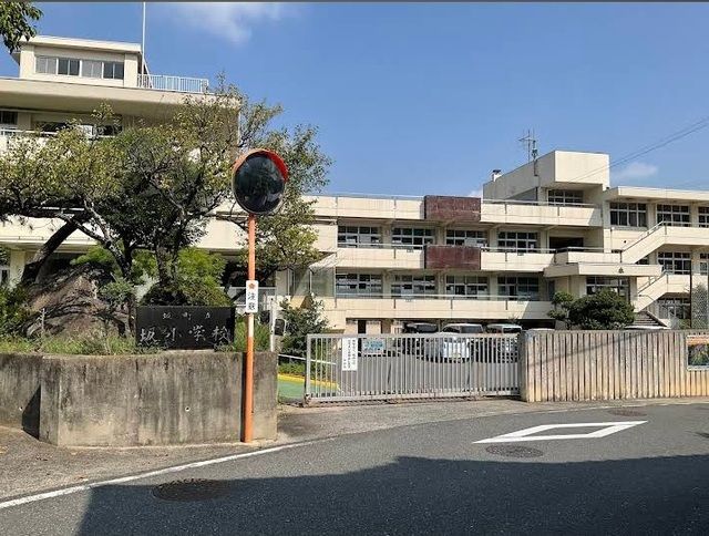 小学校　坂小学校（小学校）まで600m