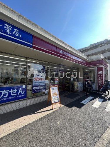 コンビニ　ナチュラルローソン 世田谷弦巻三丁目店（コンビニ）まで819m