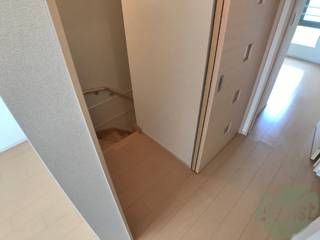 玄関　玄関に繋がる階段です。階段には手すりがあるので安心です。