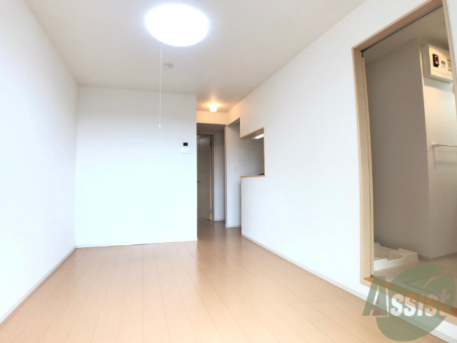 居室・リビング　７．４帖のリビングキッチン。ご飯を食べるお部屋ですね。
