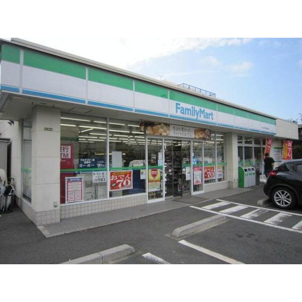 コンビニ　ファミリーマート世田谷教育会館前店（コンビニ）まで223m