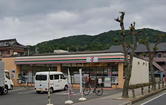 コンビニ　セブンイレブン（コンビニ）まで421m