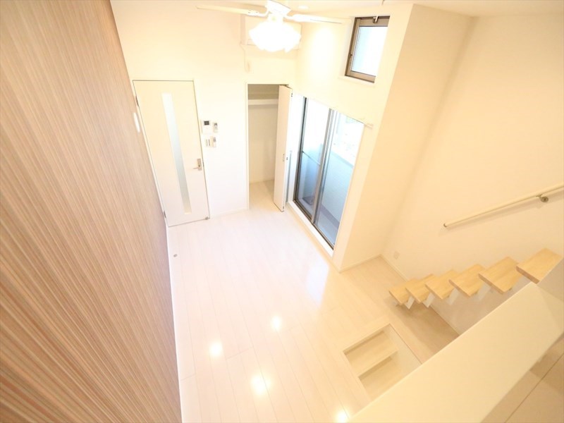 バルコニー　洋室6.1帖　上階ロフト5.4帖（収納でも部屋でも使えます）