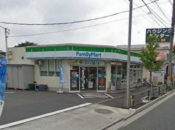 コンビニ　ファミリーマート 世田谷喜多見店（コンビニ）まで597m