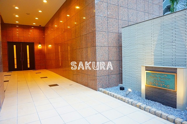 エントランス　重厚感のある建物デザイン♪