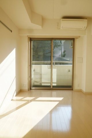 居室・リビング　★お部屋の奥まで日差しが入ります★