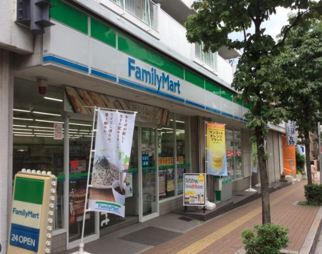 コンビニ　ファミリーマート 市ヶ尾駅北口店（コンビニ）まで479m