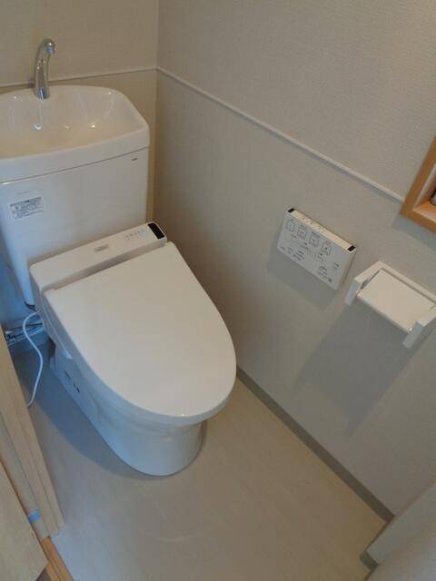 トイレ　温水洗浄便座付きです
