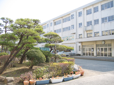 中学校　茅ヶ崎市立浜須賀中学校（中学校）まで569m