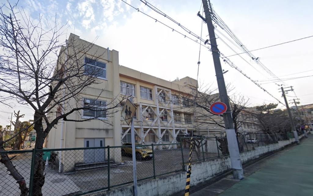 小学校　神戸市立高丸小学校（小学校）まで557m