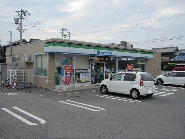 コンビニ　ファミリーマート（コンビニ）まで300m