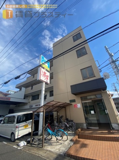 建物外観　コンビにもバス停もすぐ近くです