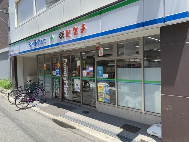 コンビニ　ファミリーマート薬ヒグチ弥刀駅前店（コンビニ）まで474m