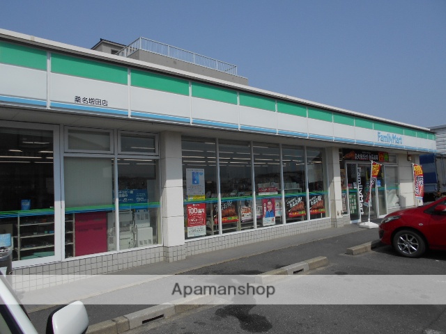 コンビニ　ファミリーマート（コンビニ）まで689m