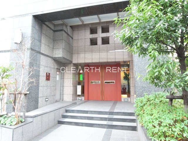 エントランス　綺麗に管理された敷地内の植栽
