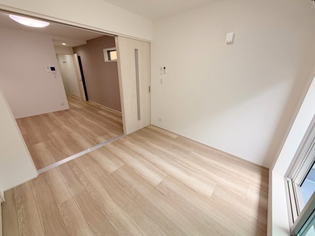 その他部屋・スペース　ゆとりのあるベッドルームで快適な睡眠をとってくださいね。