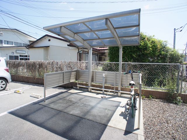 その他共有部分　屋根付きの駐輪場があります♪