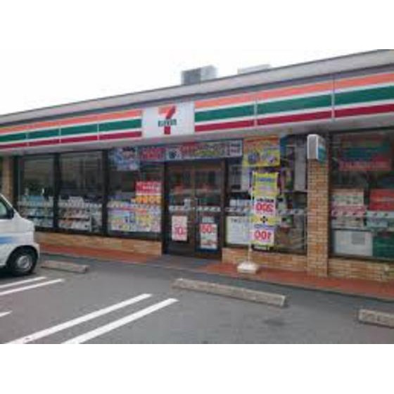 コンビニ　セブンイレブン福岡箱崎６丁目店（コンビニ）まで303m