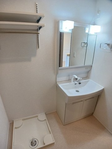 洗面設備　明るい洗面所です