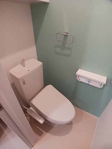 トイレ　落ち着いた色調のトイレです