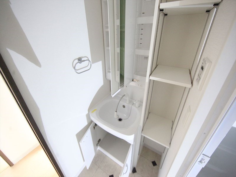 洗面設備　脱衣所　独立洗面台（シャンプードレッサー付）収納スペース有