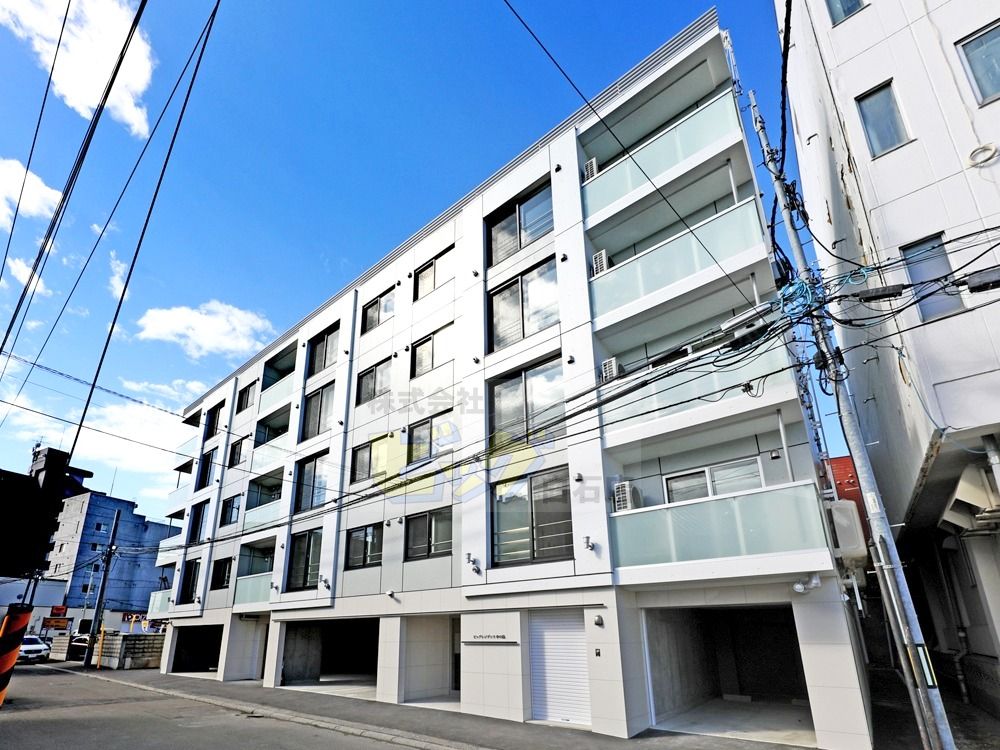 建物外観　人気のデザイナーズ物件です♪灯油ボイラー使用で光熱費お得♪