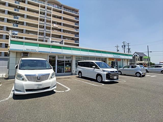 コンビニ　ファミリーマート（コンビニ）まで402m