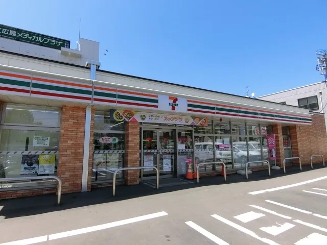 コンビニ　セブンイレブン北広島駅前店（コンビニ）まで439m
