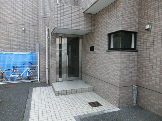 セキュリティ　オートロック付きのエントランス