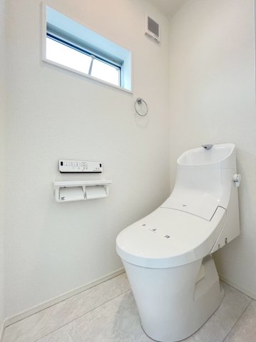 トイレ　落ち着いた色調のトイレです