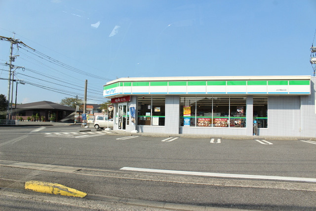 コンビニ　ファミリーマート 大分明治北店（コンビニ）まで730m